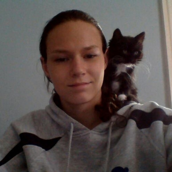 Meet your Posher, Caroline - Picture 1 of 2